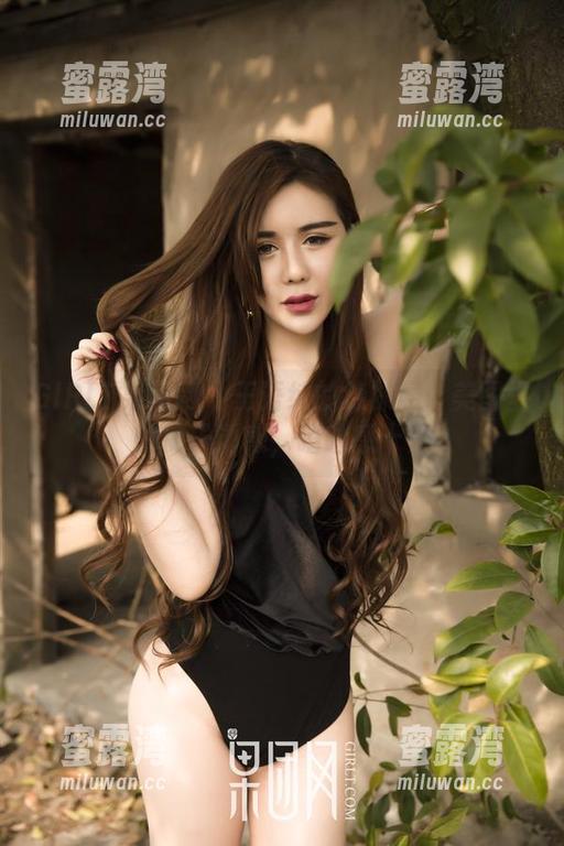 GIRLT果团网 - 王语纯的棉袜展：美图里的袜子诱惑，嘻哈感十足