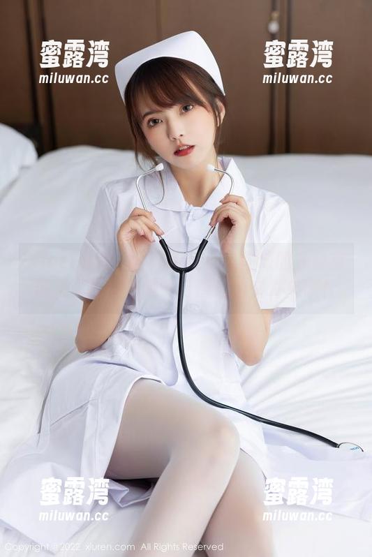 Xiuren秀人网 - 精选小肉肉咪的办公室风采，这可不是一份普通的文件夹哦！
