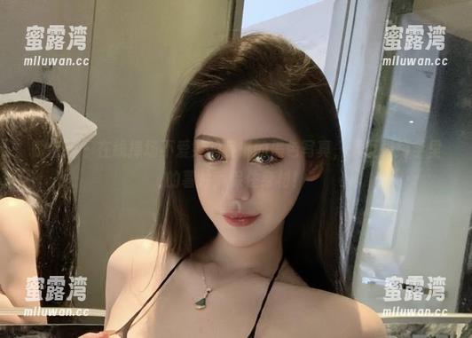 微密圈 - 在线捧场不爱笑的赛琳的黑色写真，顺便扔掉手里的薯片，保住身材！
