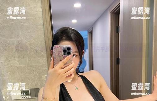 不爱笑的赛琳 微密圈 - 不爱笑的赛琳的美味写真:照片中那一抹肉丝的娇羞