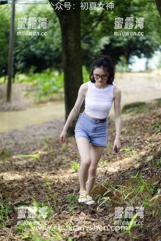 初夏女神 - 柒柒的写真：在键盘前惹火的秘书，我脸红了