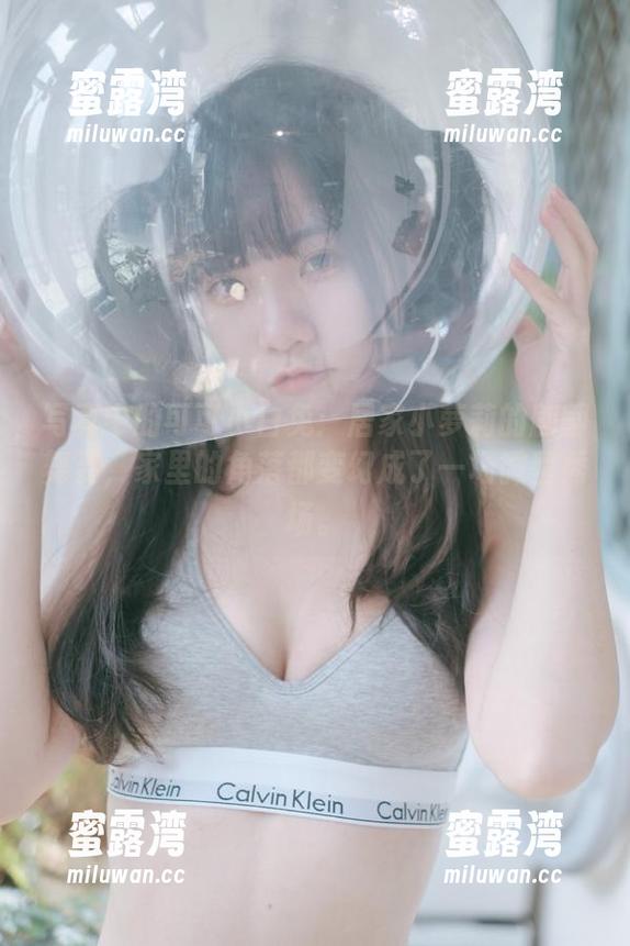 写真中的可可小白兔：居家小萝莉的翩翩舞姿，家里的角落都变幻成了一场微型秀场。