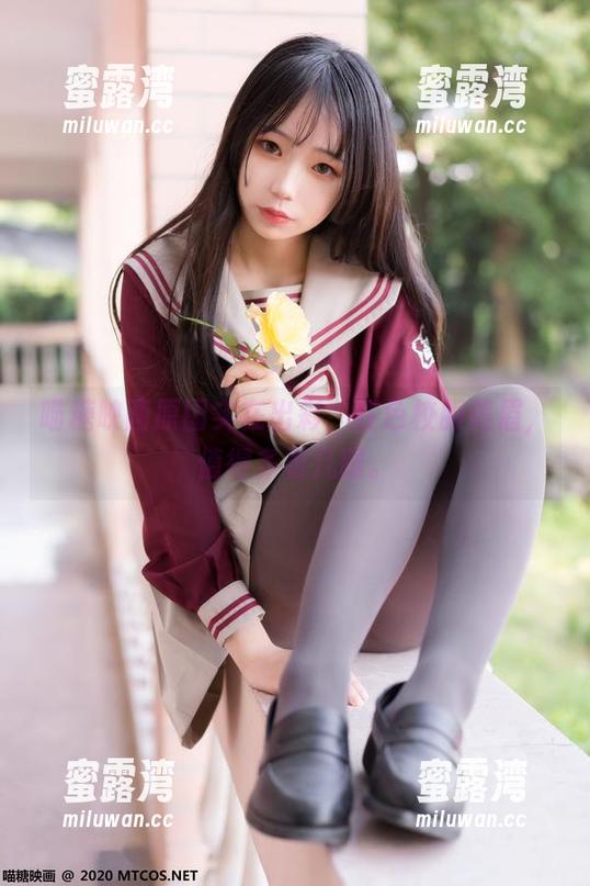 喵糖映画原图实在出彩，红色校服美眉，值得多看几眼。