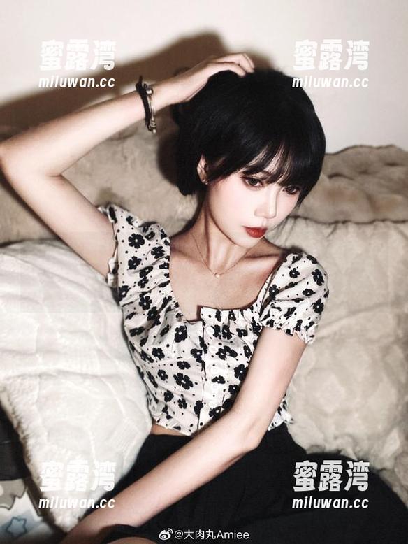 大肉丸Amiee 看这张图片,大肉丸Amiee在校服里的姿态,怎么那么迷人呢?