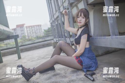 每次翻看宅夏yoko的黑丝JK写真，都想偷偷保存点资源，哈哈，好过分