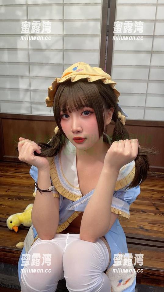 圣诞写真集：小和甜酒让人意想不到的姿态与微醺。