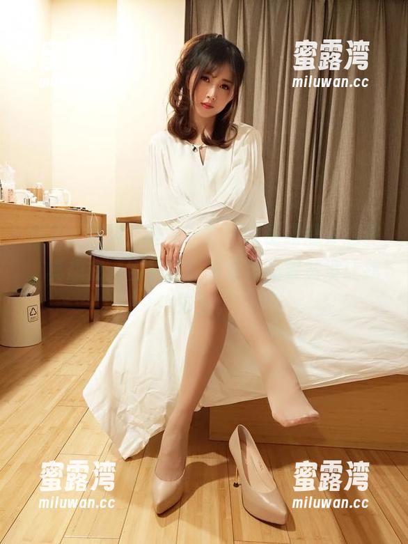 对了，这叫“睡衣”？小女巫露娜穿这件，真想立刻回家换！高清作品果然没让我失望。