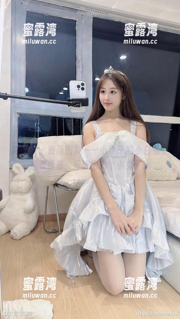 微密圈 - 最新图集——小萌子的小白兔，看着看着，好想也做个小兔子。