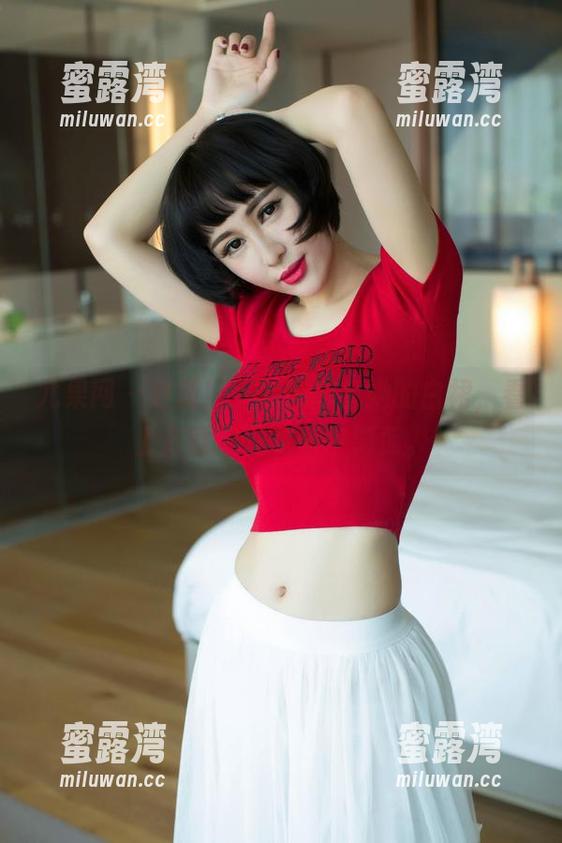 尤果网 - 更新！王尔琳搭配她的白裙，看上去就像是在梦中游荡。