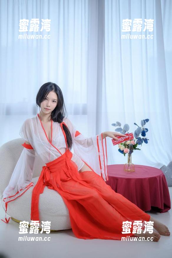 私拍上演的空间，抖娘利世和那件雀纹和服，好像穿越回了古代。