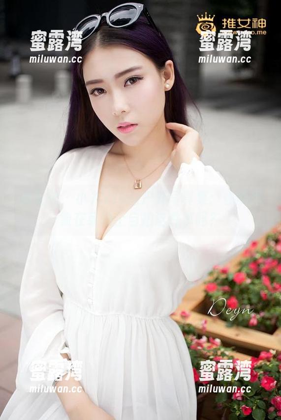 推女神-小九Vin 推女神 - 小九Vin的户外写真集:你能想象在草地上自拍这件事吗?