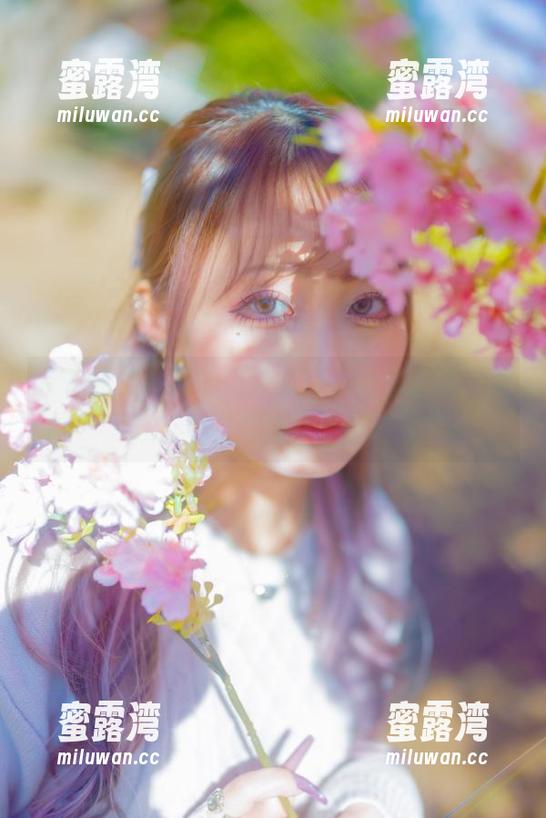 月城委员会在图册里演绎天使与恶魔，像极了小时候的良心和恶心