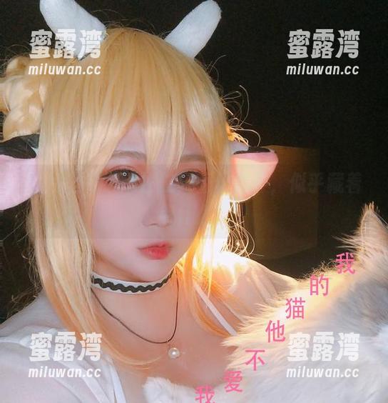 照片里的椒妮佐仁，蕾丝之下，似乎藏着点什么。