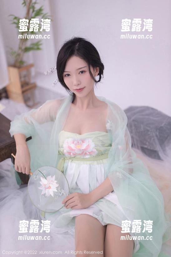 秀人网 - 制服绑架了圆圆酱的灵魂，原图和壁纸终于拿到了通行证。