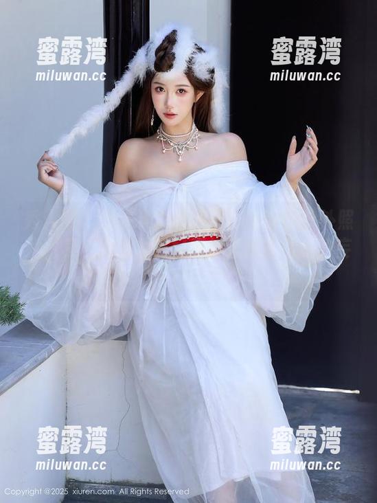 秀人网 - 假装认真看果果Nikki的户外照片，其实脑海里已经开始了意乱情迷的妄想。