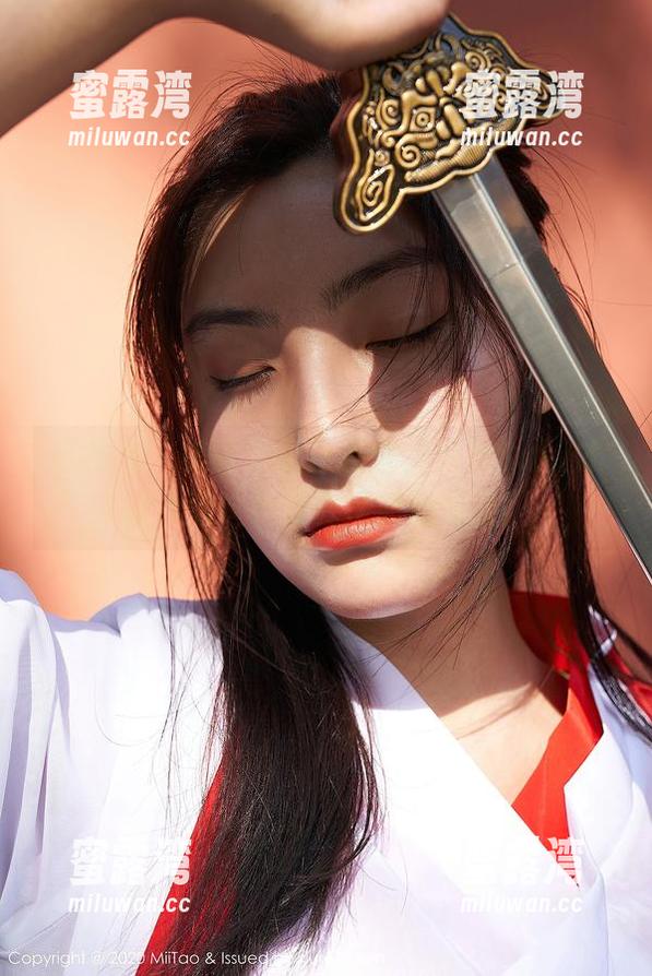 蜜桃社 - 美图下的连衣裙，只有Suki才能做到这种让我捧腹的优雅！