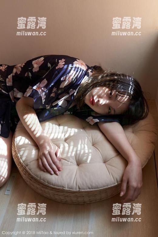 蜜桃社 - 图集资源：当萌美Moemi的长腿遇上我的瞩目，简直不敢直视！
