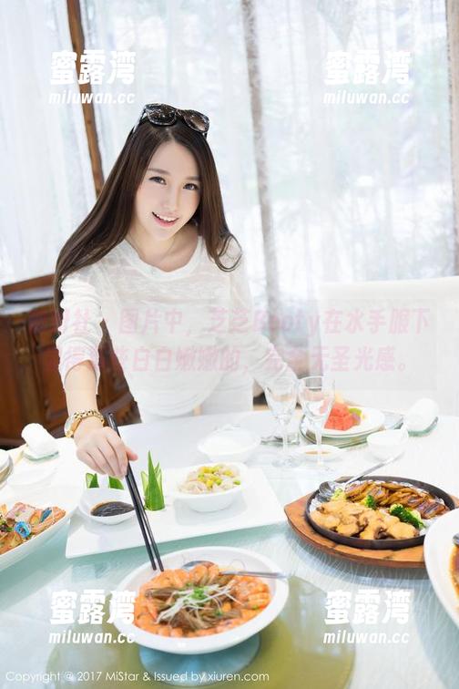 魅妍社 - 图片中，芝芝Booty在水手服下显得那些白白嫩嫩的，完全无圣光感。
