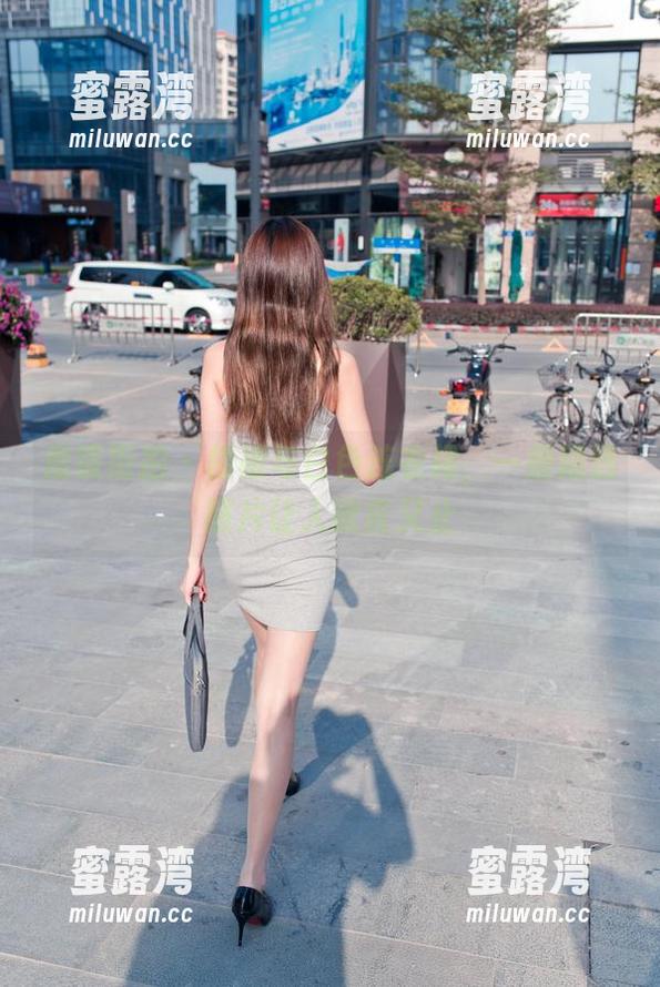 魔镜街拍 - 楼楼与白色连衣裙，一组精选照片让人欲言又止
