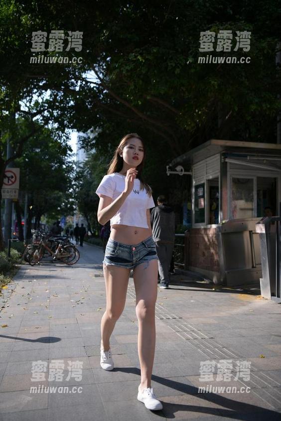 魔镜街拍蓝色牛仔热裤，谁的心思？快来下载这波写真集！
