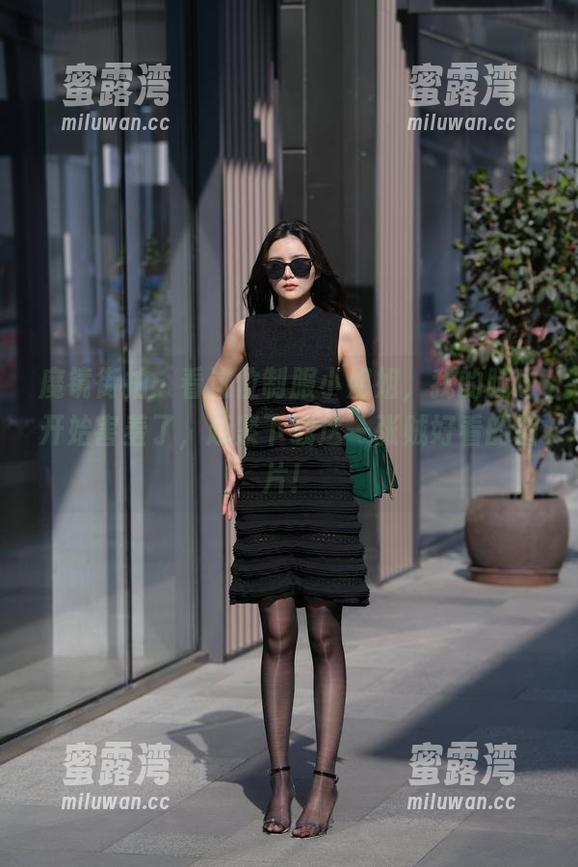 魔镜街拍：看这位制服小姐姐，我的腿也开始害羞了，赶紧下载这一张贼好看的图片！