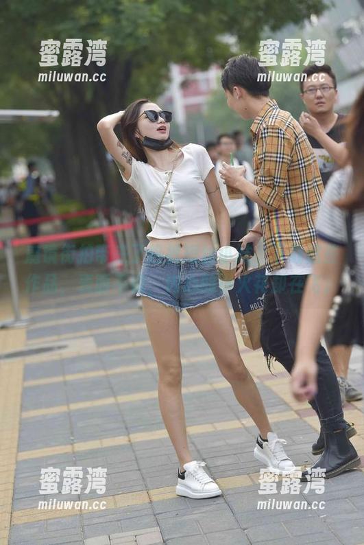 魔镜街拍带来了热裤短丝小妹，下载这些作品，表面不说，内心的小火花却在飞。